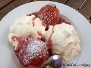 Eismarillenknödel mit Erdbeersauce und Schlagobers 