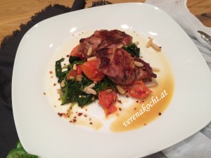 Spinat-Tomaten-Pfanne mit Pinienkernen und Schweinemedaillons in Prosciutto