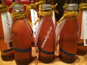 Home-made Rhabarber-Sirup mit Bourbon-Vanille