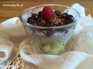 Früchte-Frühstücksbecher mit Kokos-Granola