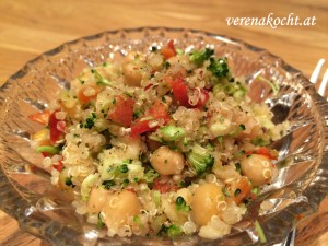 Veganer Quinoa-Kichererbsensalat mit Apfel & Brokkoli