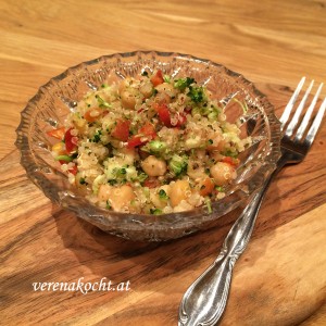 Veganer Quinoa-Kichererbsensalat mit Apfel & Brokkoli
