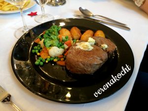 Steak mit Kroketten und buntem Gemüse