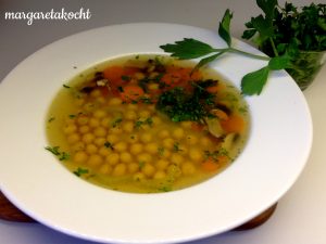 Klare Gemüsesuppe mit Kichererbsen