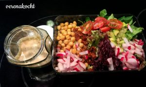 Kichererbsen - Salat - Radieschen -Avocado - Tomaten