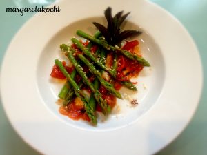 grüner Spargel auf Tomaten Salsa