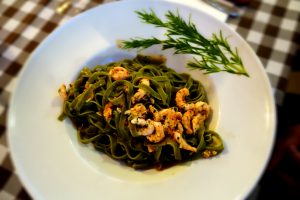 Grüne Pasta mit Shrimps