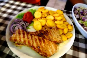 Kotelett vom Schwein mit Kartoffeln & Ajvar hinten: Z.s obligatorischer Krautsalat mit Zwiebeln