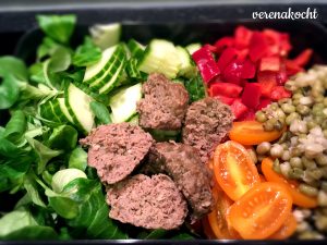 Salat - Gurke - Mungobohnen - Tomaten - Fleischbällchen