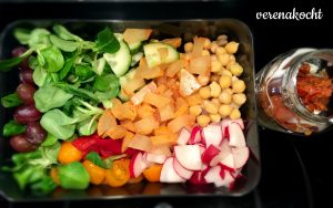 Kichererbsen - Salat - Gurke - Paprika -Radieschen - Tomaten - Trauben - Quargel
