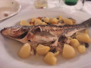 Fisch aus dem Rohr auf Kartoffeln & Gemüse