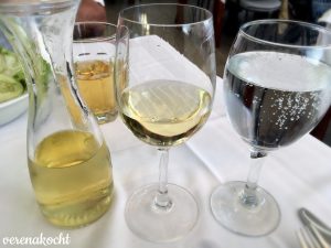 Mineralwasser und Hauswein