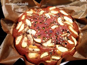 Kürbiskern-Öl-Kuchen mit Äpfeln & Trauben
