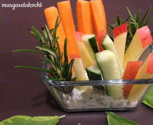 Topfen Kräuter Aufstrich mit Obst- und Gemüse-Sticks