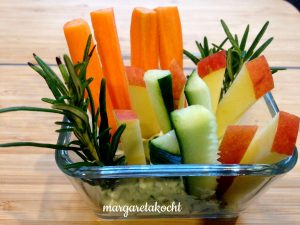 Topfen Kräuter Aufstrich mit Obst- und Gemüse-Sticks