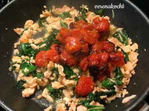 Asia Mangold Nudeln mit Räucherlachs & geschmorten Tomaten