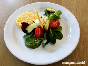 bunter Salat mit Parmesan Chips