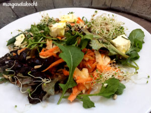 Sommer-Salat mit Karotten & Feta