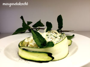 kalter Linguine Zucchini Salat mit Minz Dressing