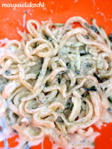 kalter Linguine Zucchini Salat mit Minz Dressing