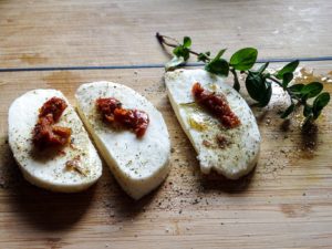 Mozzarella Taler mit Tomaten in Kartoffelkruste