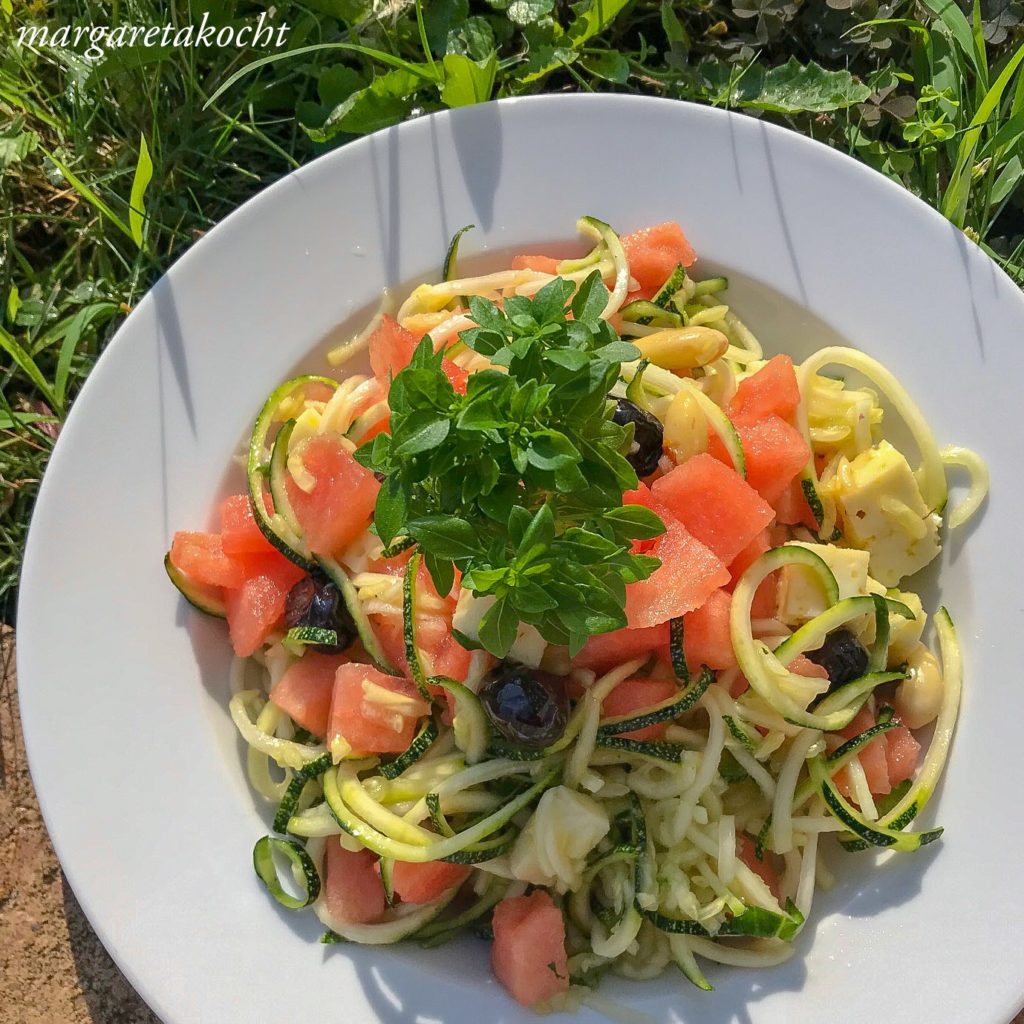 sommerlicher Zoodle Feta Salat mit Melone