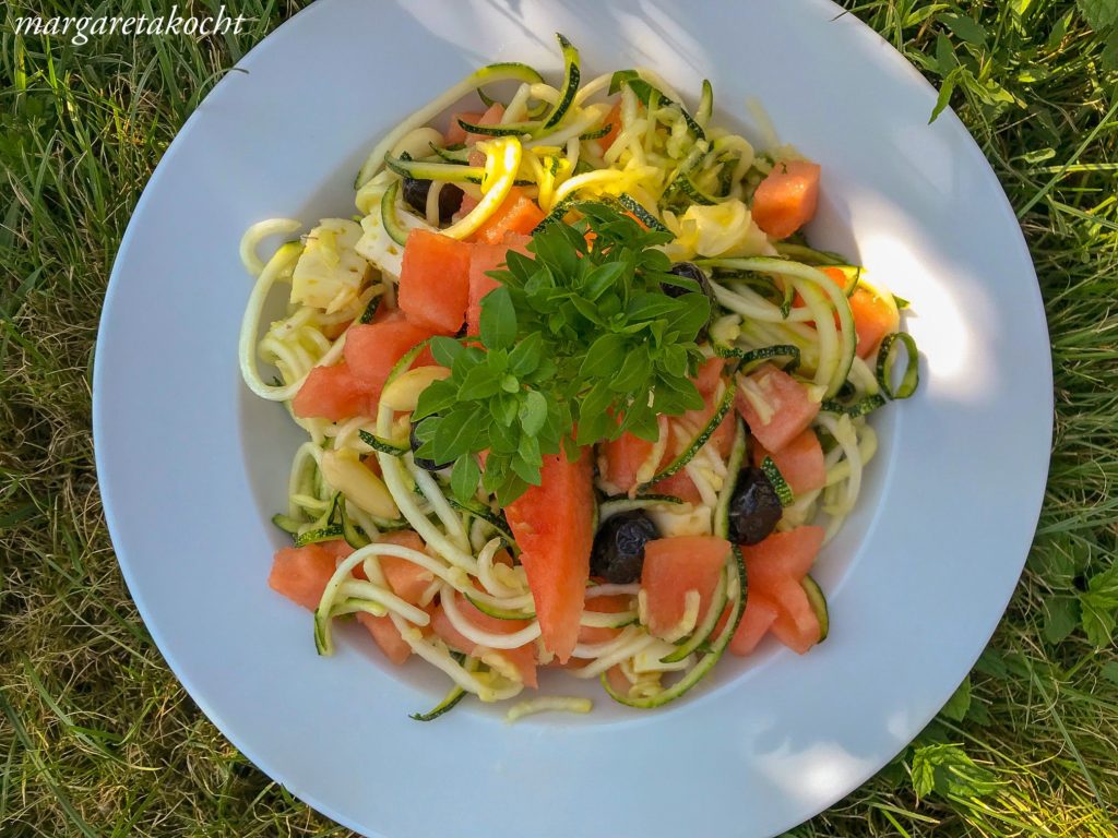 kühlender Zoodle Feta Salat mit Melone