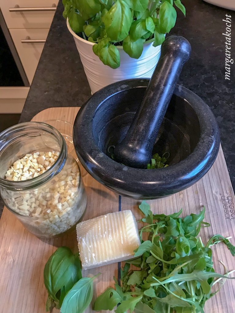 Nudelsalat Caprese mit Basilikum Pesto
