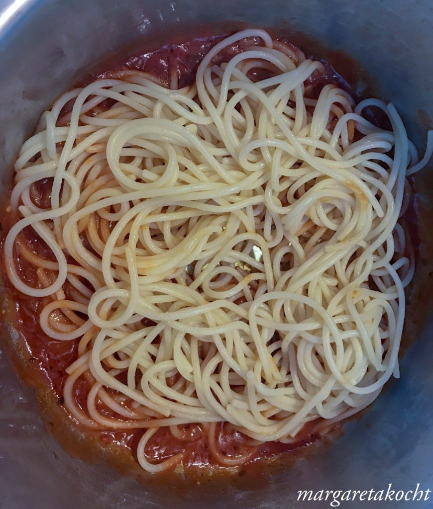 Spaghetti Puttanesca mit Parmesan Chips