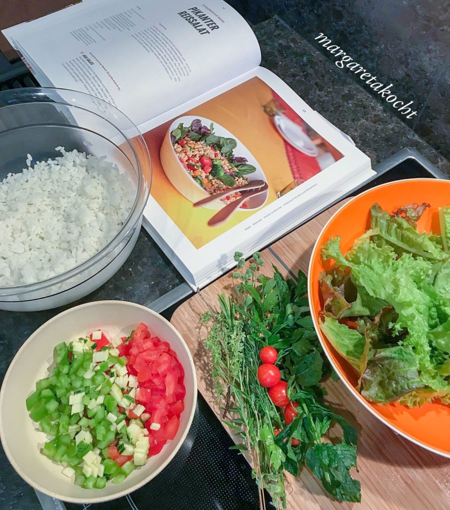 leichter Reis Salat mit Gemüse & Kräutern