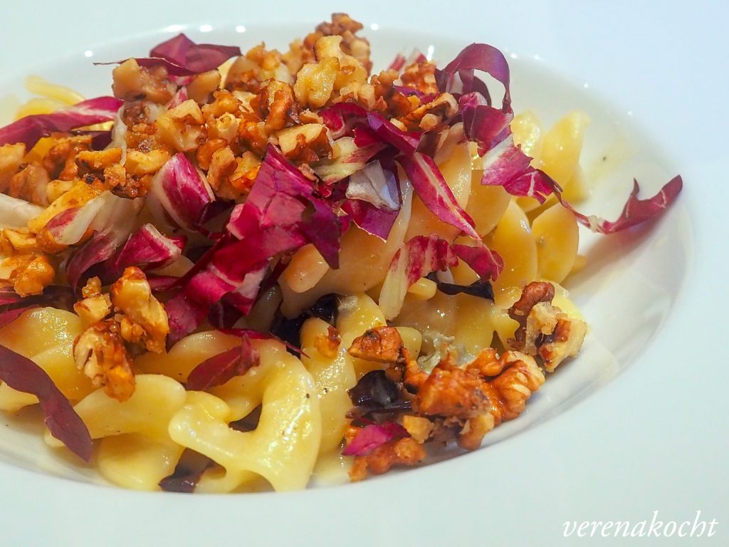 Gorgonzola Pasta mit Radicchio & karamellisierten Walnüssen