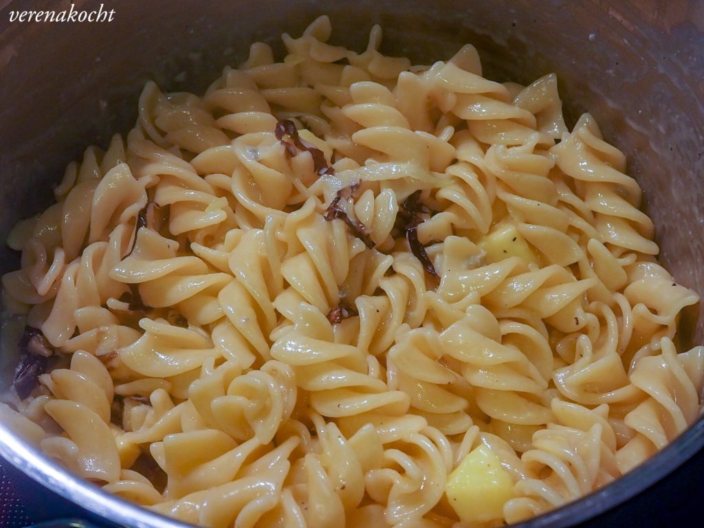 Gorgonzola Pasta mit Radicchio & karamellisierten Walnüssen