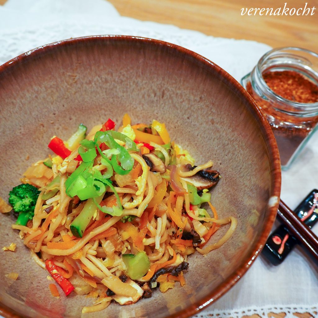 asiatische Eier-Nudeln mit Wok Veggies