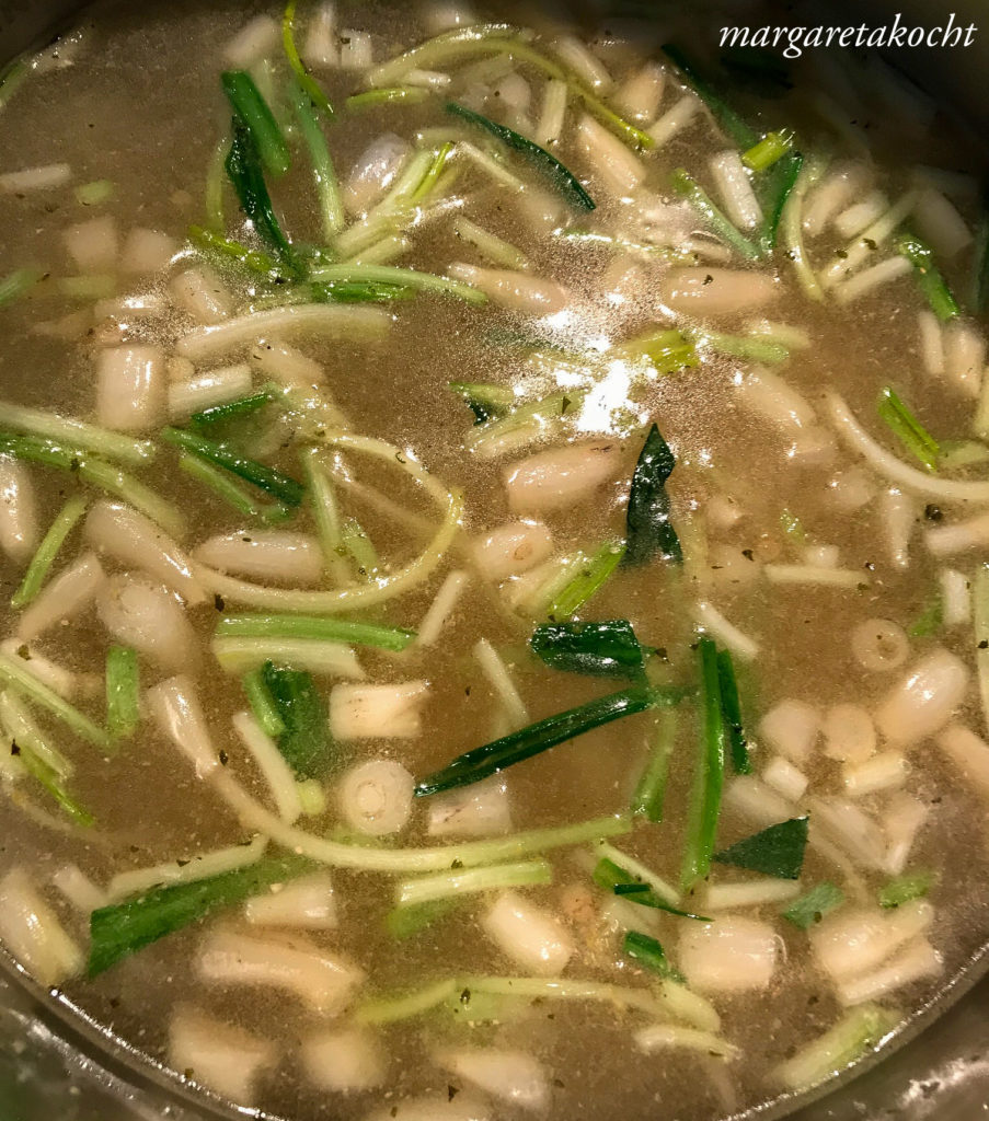 Suppe vom wilden Knoblauch (Bärlauch) mit Maisgrieß