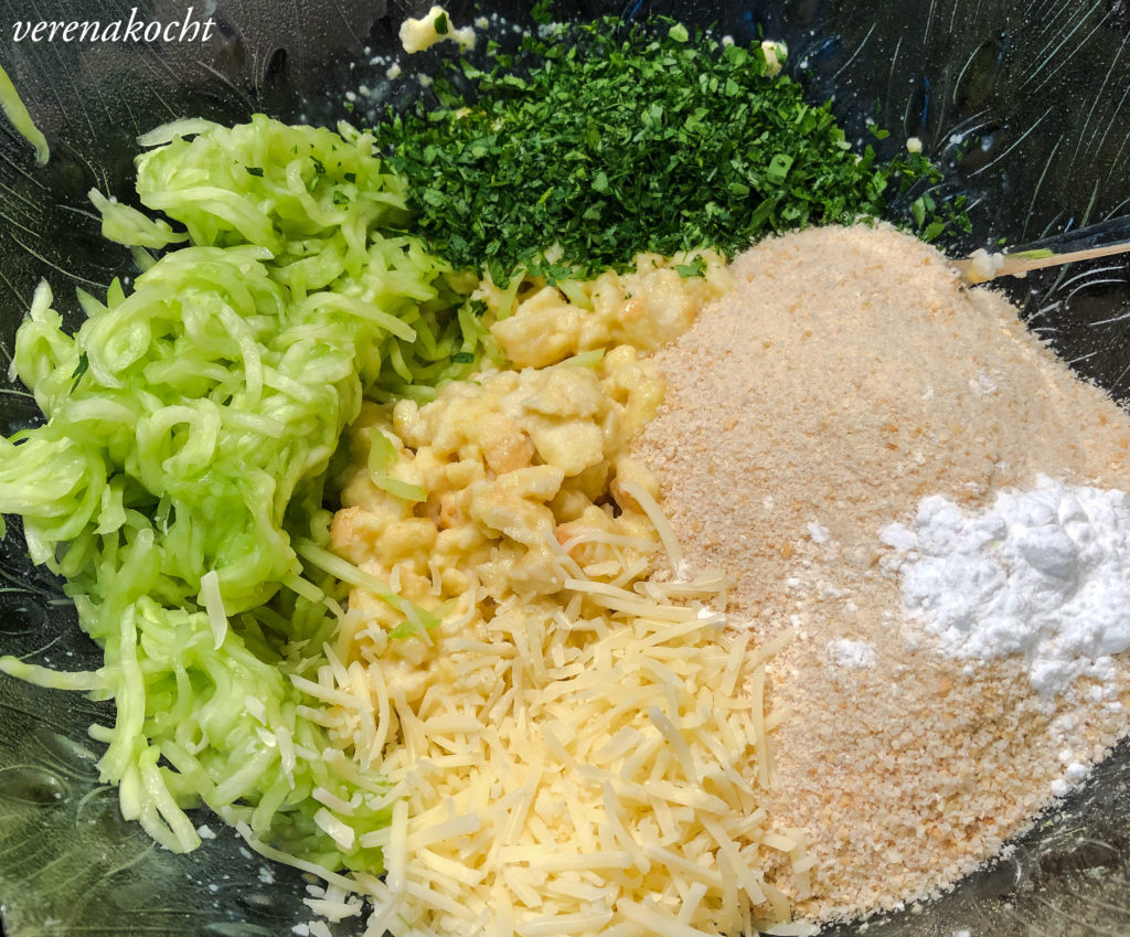 Gurken Käse Laibchen mit Avocado Joghurt Dip
