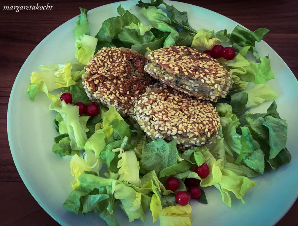 easy Falafel mit Sesam auf Blattsalat