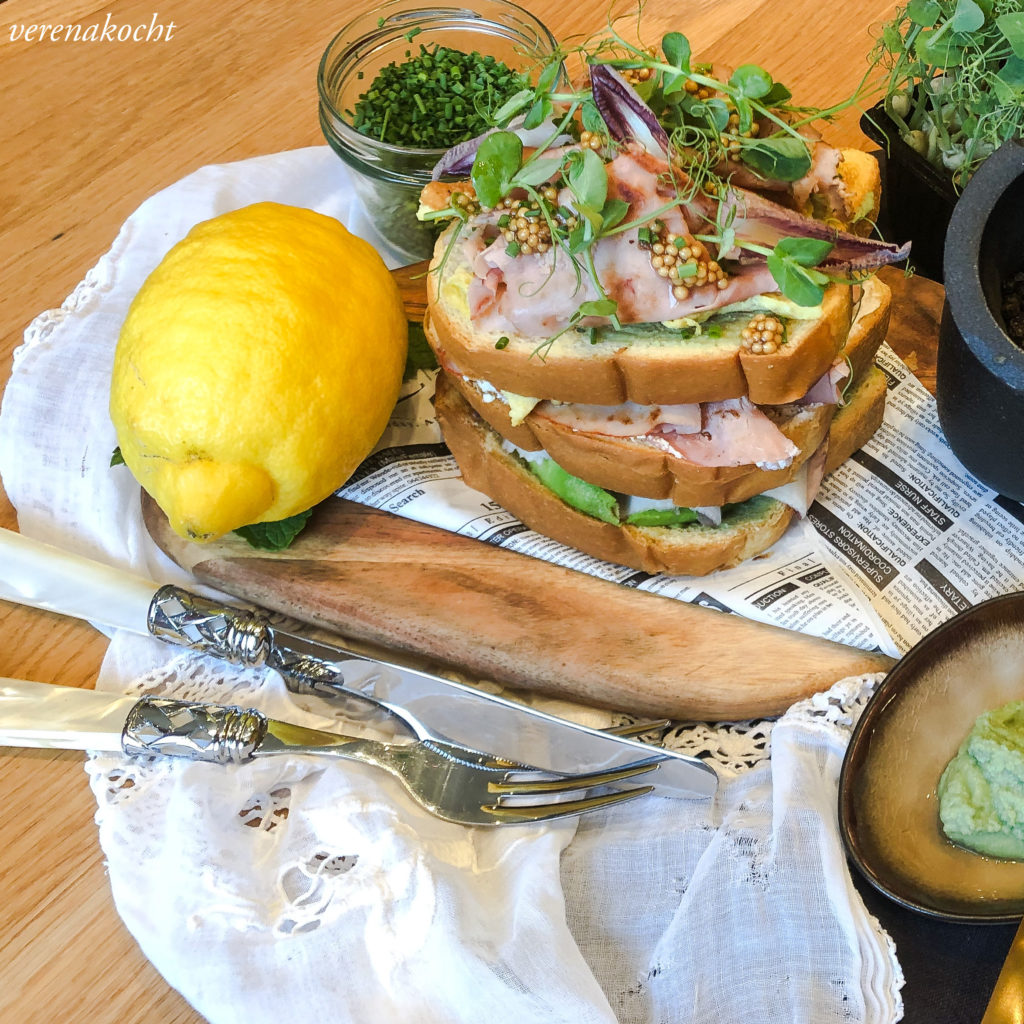 Brioche mit knusprigem Schinken, Avocado & Senfkaviar