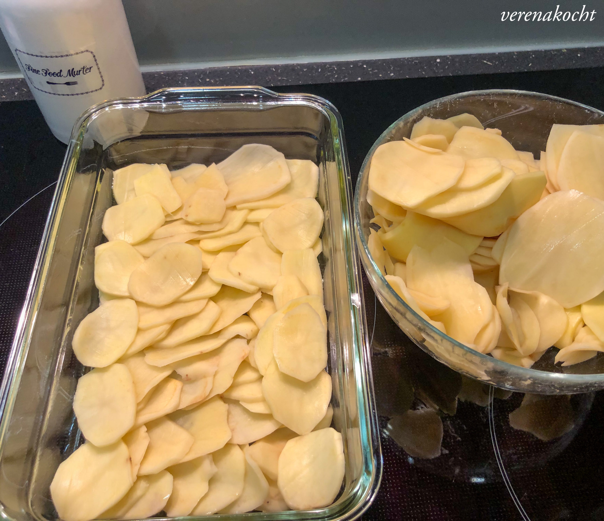 Veggie Hack auf geschichteten Auberginen & Kartoffeln