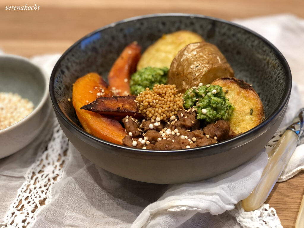 Veggie Bowl mit Soja Geschnetzeltem & Pesto vom Häuptelsalat