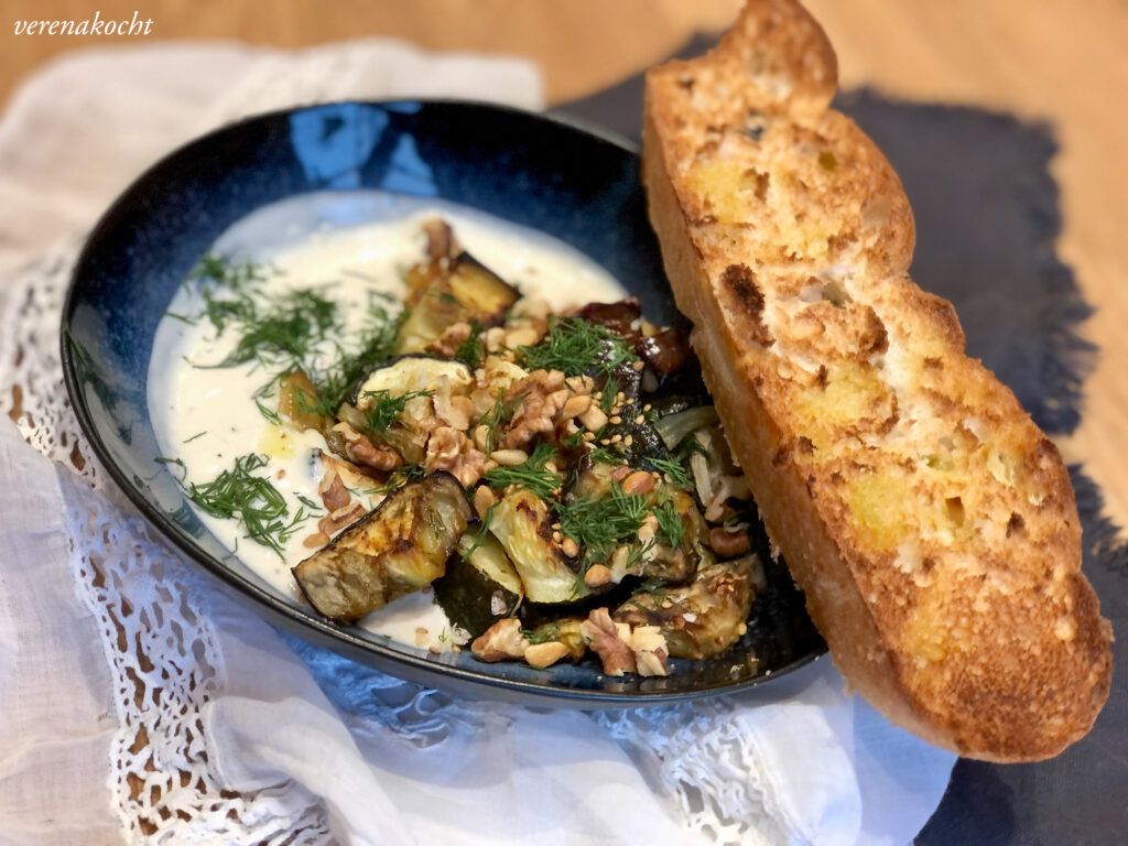 Ofen Aubergine & Zucchini mit Tahin Joghurt & Sesam