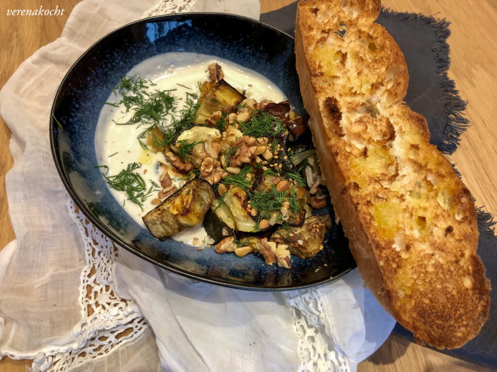 Ofen Aubergine & Zucchini mit Tahin Joghurt & Sesam