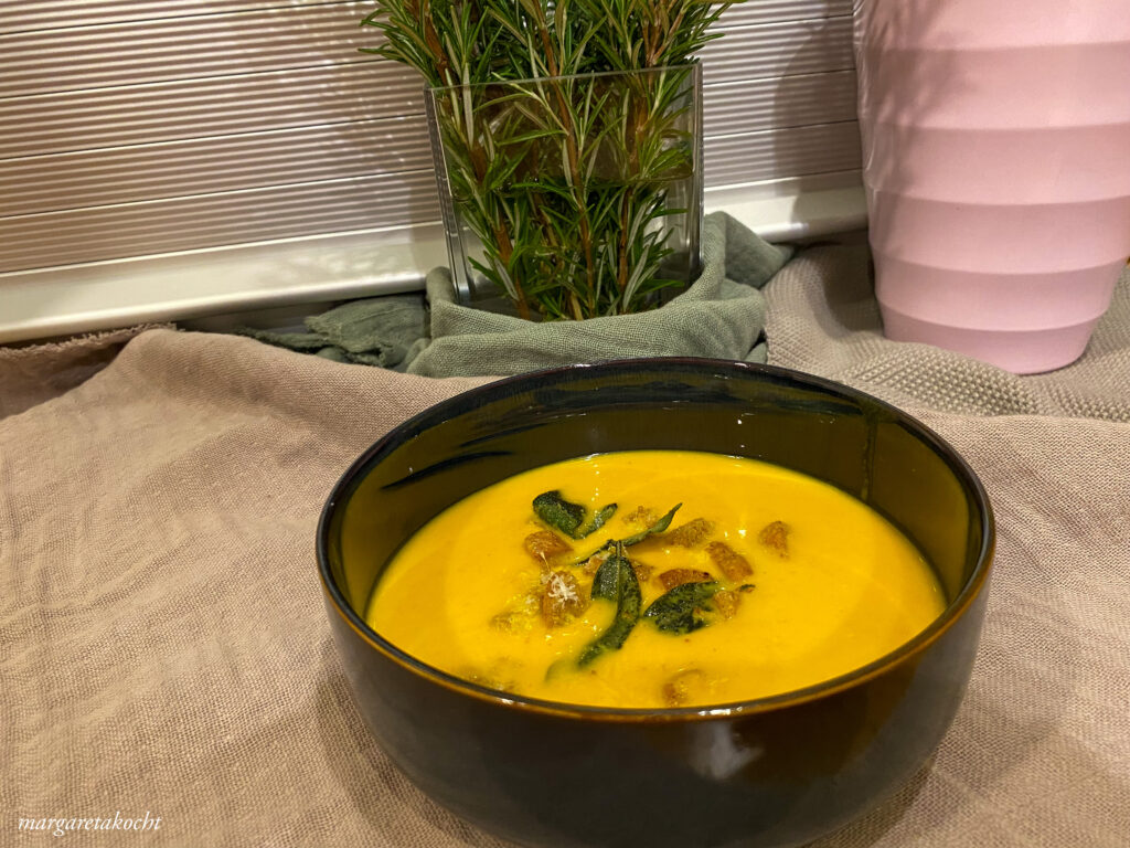 Kürbis Rote Linsen Suppe mit Salbei Croûtons