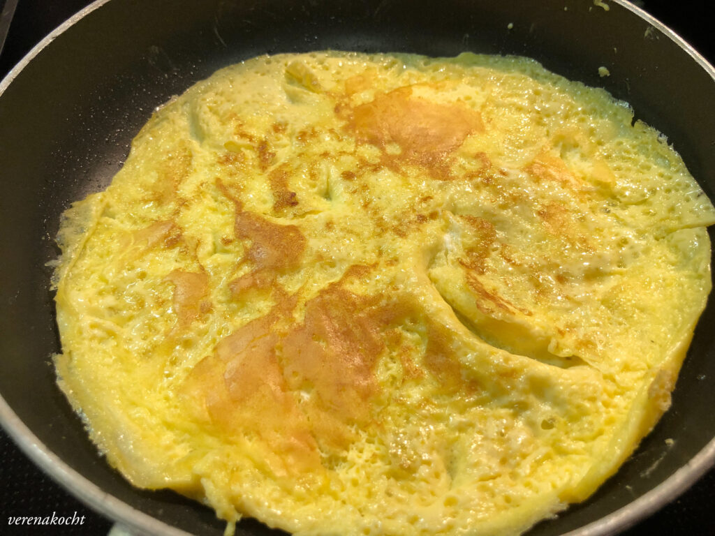 gebratener Reis im Omelett-Mantel (oder) koreanisches Omurice