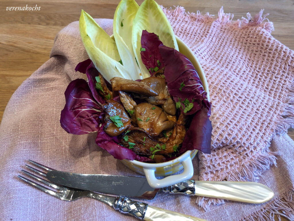 lauwarmer Schwammerl (Pilz) Salat mit glasierten Austernseitlingen