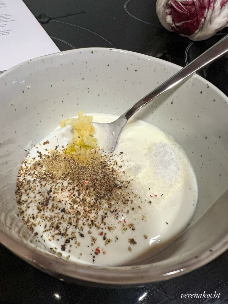 geröstete Kurkuma Karotten auf cremigem Zitronen Knoblauch Joghurt
