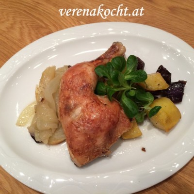 Hühnerkeulen auf Zwiebeln & Ofen-Rosmarin-Kartoffeln