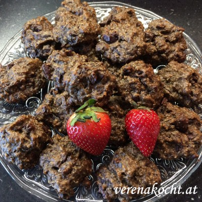 vegane Erdnussmus-Kekse mit Bio-Hanfsamen (oder) B. bäckt “Faschierte Bällchen” mit Erdbeeren