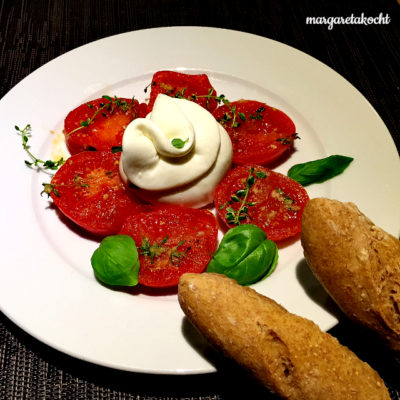 Burrata auf geschmolzenen Tomaten (und) eine ordentliche Portion Italien am Land