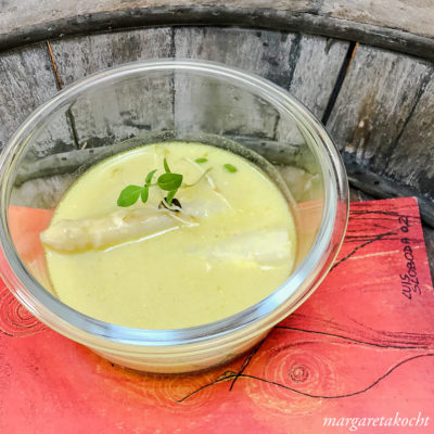 cremige Spargel Suppe mit Kokosmus & Kurkuma (oder) So trotzen wir den Eisheiligen!